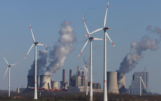 德國政府推出再生能源草案，將加速以風力發電取代傳統石化燃料，以擺脫對俄能源依賴。(達志影像/路透社資料照片)