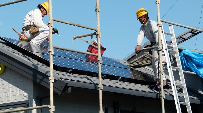 日本可以從提高屋頂太陽能和風力發電的比例開始實現電業脫碳。圖片來源：Bernd／Flickr（CC BY-SA 2.0）