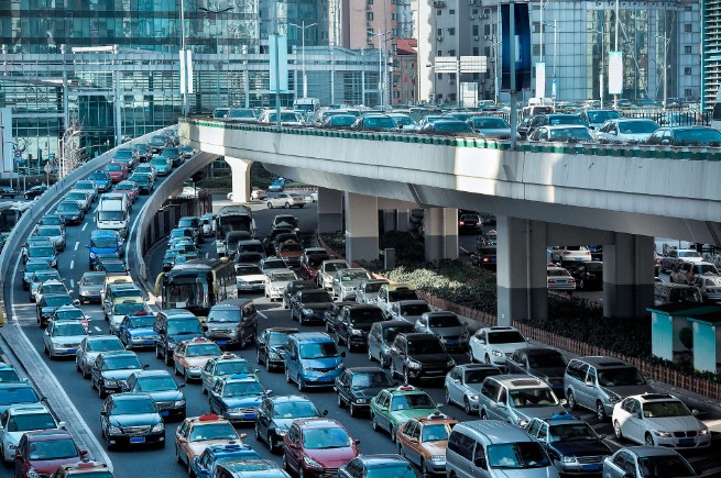 城市充斥著大量汽車，道路、停車場占用許多土地空間，我們應系統性地改變生活環境，重新思考交通方式和城市設計。 © chuyuss / shutterstock.com