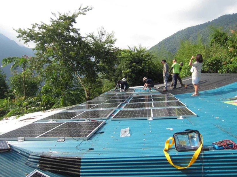 東華大學團隊協助大同部落裝設14片太陽能板，每天預估可產生12度電力。圖／東華大學提供
