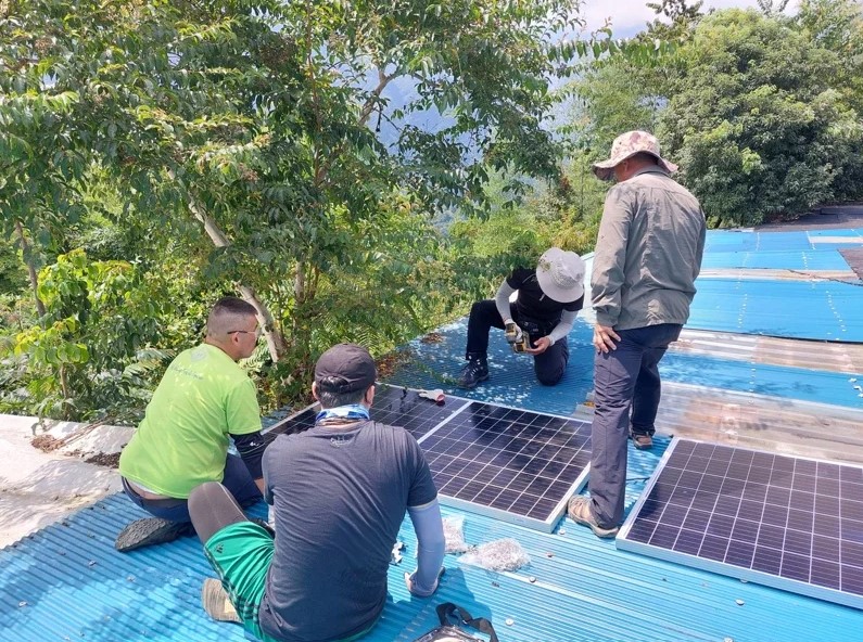 東華大學團隊在部落裝設太陽能板，串連電力儲能系統，盼逐步改善部落電力不足問題。圖／東華大學提供