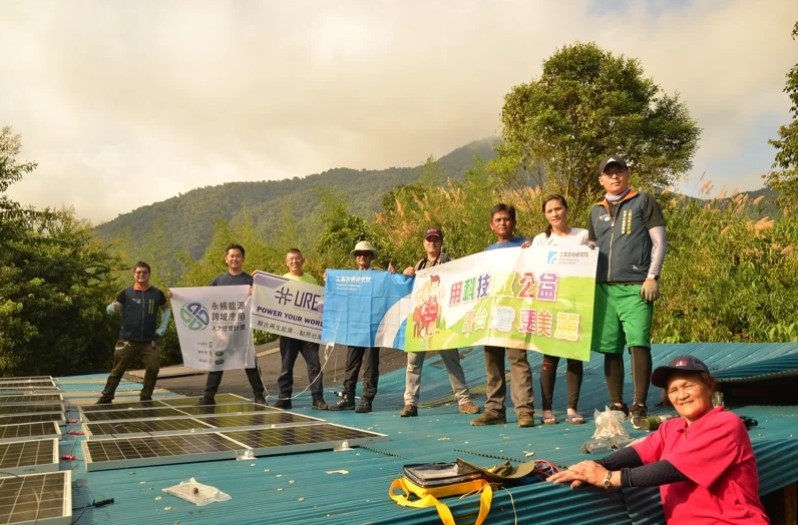 東華大學團隊協助大同部落裝太陽能板，讓部落用電能自給自足。圖／東華大學提供