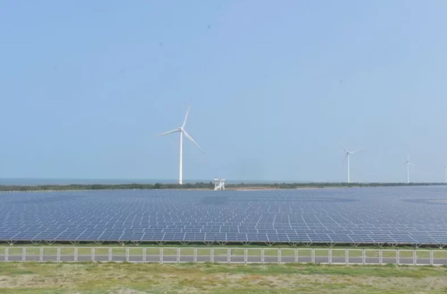 位在彰濱工業區的風力發電機與廣大的太陽能板蔚為奇觀，打造彰化成為綠能之都。 圖／彰化縣政府提供