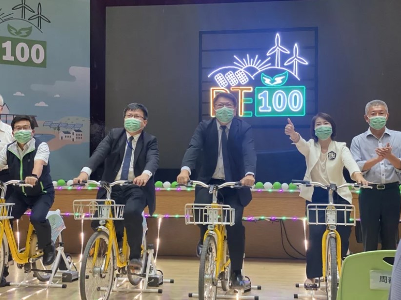 屏東縣長潘孟安（中）帶領來賓騎公共自行車，踩踏發出綠電點亮「Renewable Energy 100% Pingtung」。記者劉星君／攝影