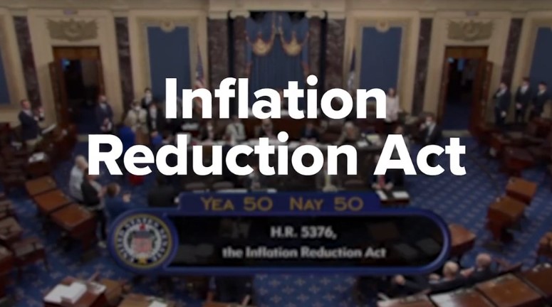 兼任美國參議院議長的副總統賀錦麗投下關鍵一票，最終參議院以51:50通過《降低通膨法案》（Inflation Reduction Act）。圖片來源：截自參議院民主黨推特影片