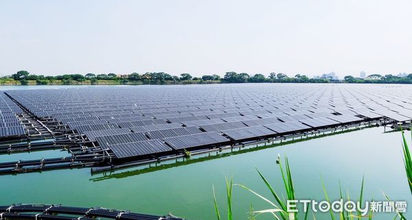 桃園大圳4之6號埤塘目前有不小面積改為太陽能種電用途。（圖／記者沈繼昌翻攝）