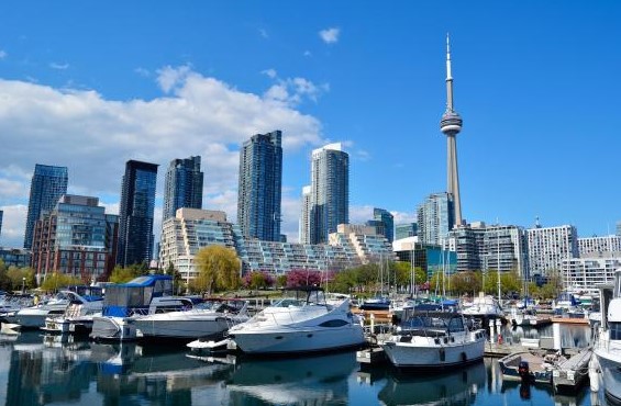 加拿大多倫多早在2009年成為北美第一個訂立新建物設光電相關法規的城市。圖片來源：ElasticComputeFarm／Pixabay