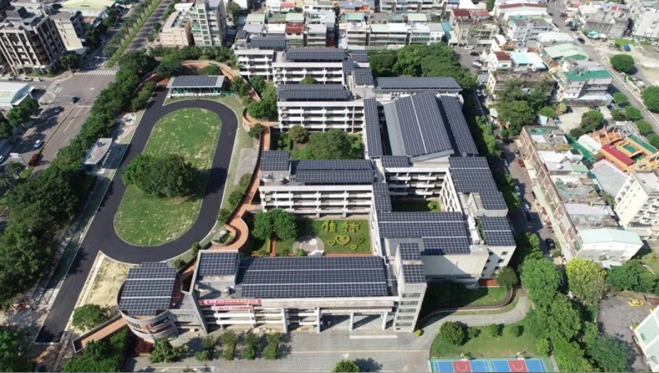 金熊級佳林國中建置892.5kw太陽能光電系統。圖／新北市環保局提供