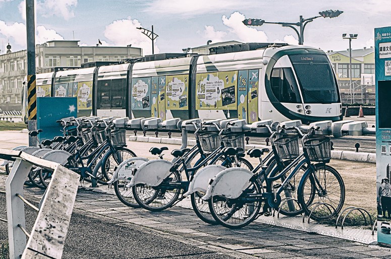 若規畫者以提供「移動服務」的角度出發，提供結合大眾運輸、共享共乘等多元交通工具的服務，或許就能減少私人載具使用率。圖片來源：shih-ming Yeh (CC BY-NC 2.0)