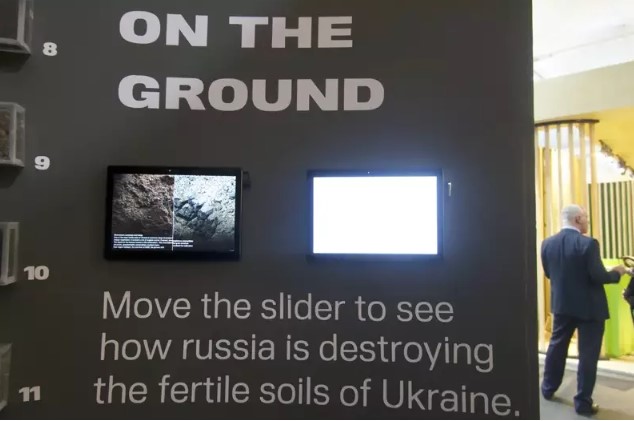 烏克蘭館呈現土壤遭轟炸前後的對比。 記者周妤靜／攝影