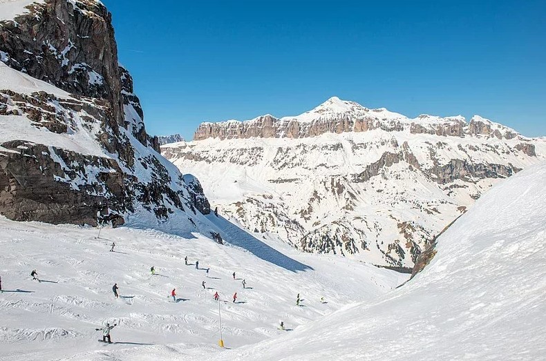 在Dolomites巍峨山脈底下滑雪非常難忘 / 來源： wikimedia