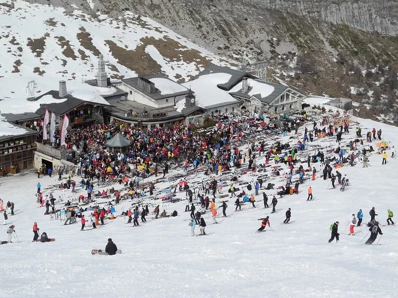 來參加滑雪場熱鬧的冬日活動吧 / 來源： flickr