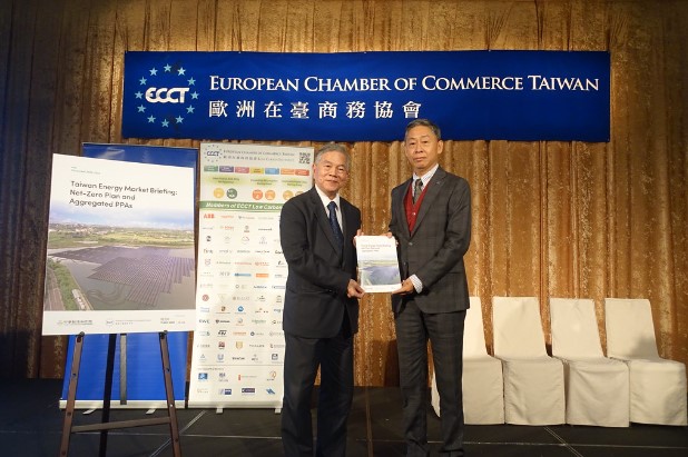 歐洲商會理事長張瀚書（右）遞交《2022 台灣綠電市場報告》予行政院副院長沈榮津。攝影：李蘇竣