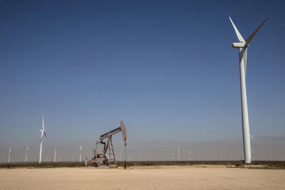 全球再生能源發電量未來五年料將增倍，圖為杜克能源德州諾克里斯風場中的風機與抽油泵。 （紐約時報）