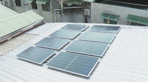 太陽能發電新趨勢 老公寓頂樓建「發電廠」