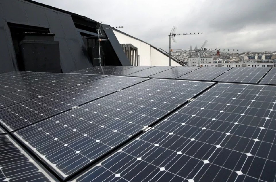 日本東京都議會今天修正通過相關條例，將新建的獨棟住宅納入強制安裝太陽能光電板（簡稱太陽能板）的對象，預計2025年正式上路。示意圖／路透