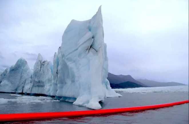 藝術家在阿拉斯加、蒙特婁、加州拉起紅線，警示氣候變遷。 圖片來源：Doron Gazit