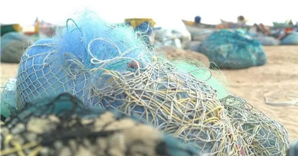 三星使用海洋中的廢棄漁網，將其轉化為Galaxy裝置的新型製造原料。取自Samsung