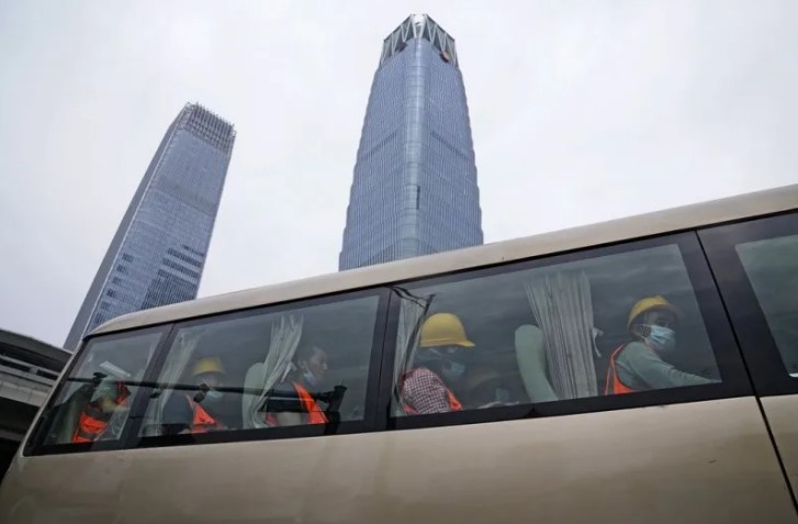北京中央商務區一個建築工地上的工人。越來越多的中國基礎設施將需要工人用鍵盤工作，而不是戴著安全帽。（AP）