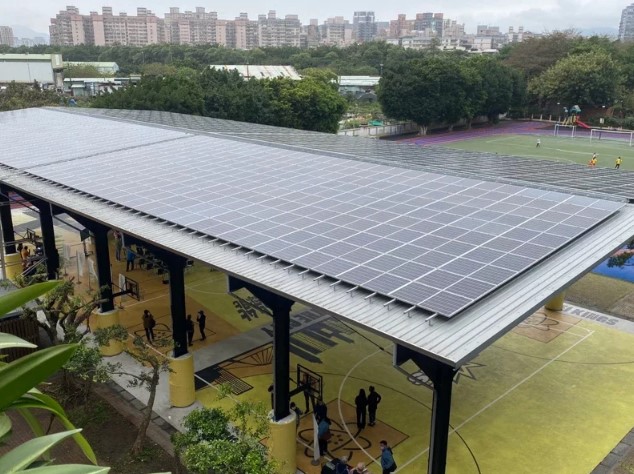 自強國小參與太陽能光電球場，屋頂型太陽光電設施及光電球場年總發電量預估為72萬6000度。記者李成蔭／攝影