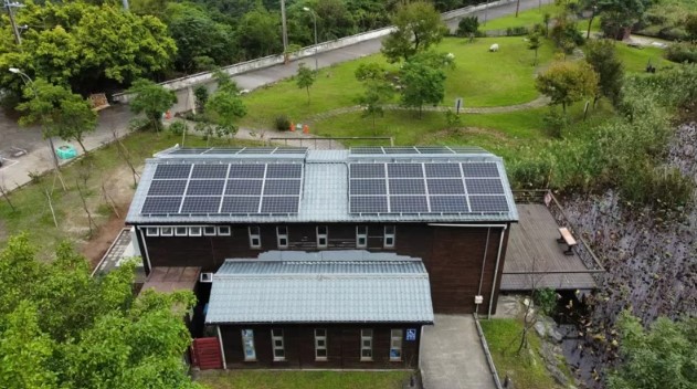 北市環保局在南港山水綠生態公園打造「創能、儲能示範場域」，此為山水綠環教小木屋頂的太陽能光電系統。圖／環保局提供
