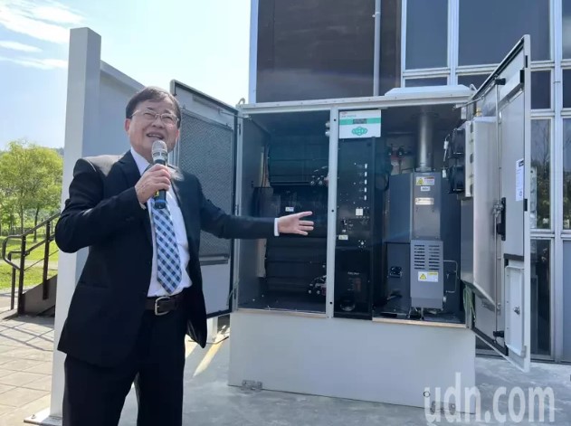 台北市環保局長吳盛忠說明氫能燃料電池的作用。記者林佳彣／攝影