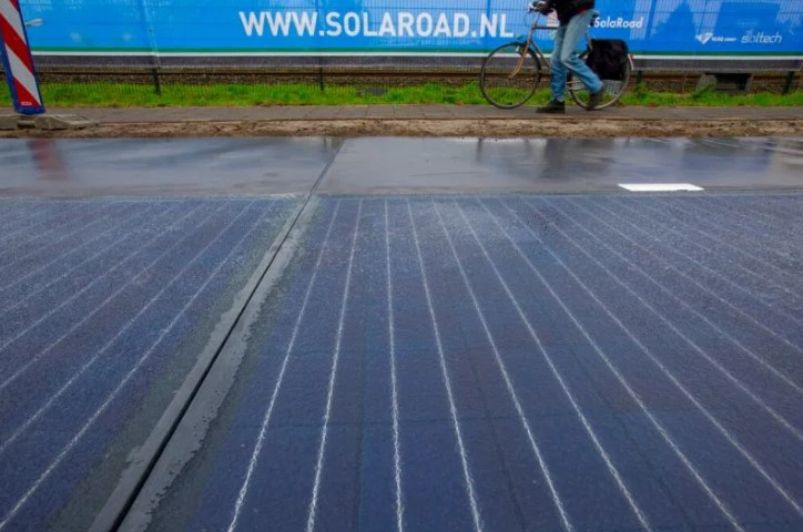 荷蘭發揮創意，在綠能產業上處處應用技術創新，太陽能自行車道就是個例子。（圖／美聯社／達志影像）