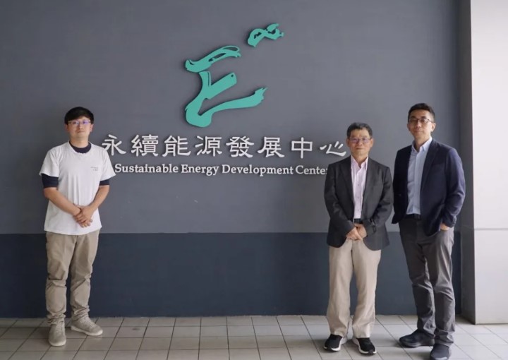 研究團隊成員有很多來自台科大永續能源發展中心，(左起)為蔡孟哲助理教授、黃炳照教授、蘇威年教授。(台灣科技大學提供)