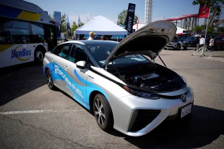 2021年，豐田的氫能車在美國丹佛車展上展出。日韓的氫能車技術先進，是目前市面上主要製造商。（圖／美聯社）