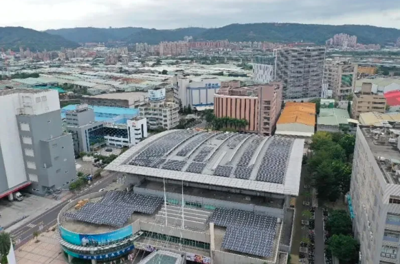 新北市工商展覽中心屋頂設置太陽光電板，除有售電收入還具有隔熱降溫效果。（圖 ／新北市政府經濟發展局提供）