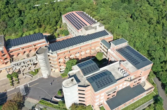 新北市立竹圍高級中學設置太陽光電發電系統，推動再生能源轉型。（圖 ／新北市政府經濟發展局提供）
