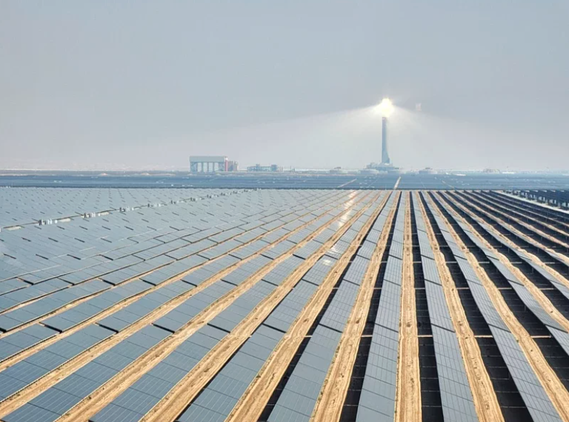 世界最大的太陽能園區「阿勒馬克圖姆」距離杜拜COP28會場約半小時車程，一千萬片太陽能板座落沙漠中。願景工程記者劉十賢／攝影