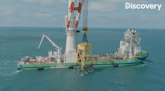 《建築巨擘：環海翡翠輪》記錄台灣沿岸風電套筒安裝的精彩直擊畫面。（Discovery提供）