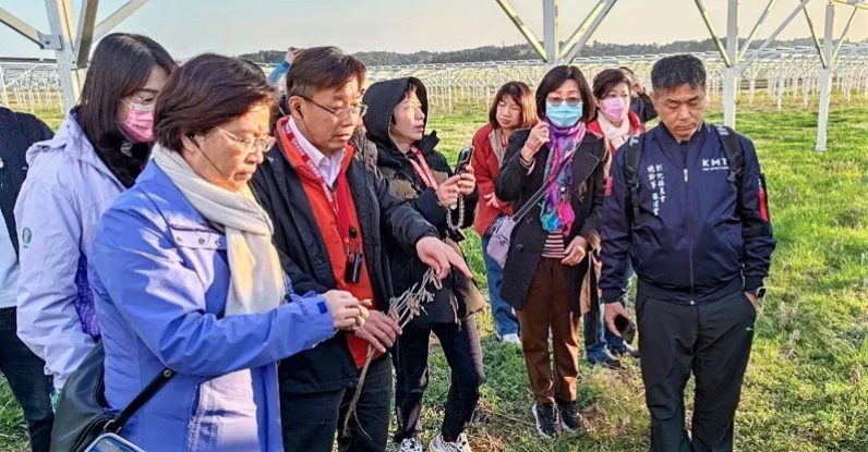 彰化縣長王惠美（左２）今天率團到日本千葉縣參訪農電共生，由日本人員導覽，吸收成功經驗。圖／彰化縣政府提供