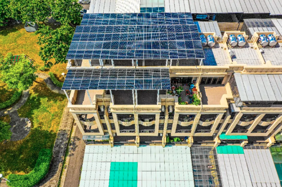 圖說：太陽光電屋頂的設置可達到良好隔熱效果降低室內溫度（圖片來源：高雄市工務局提供）