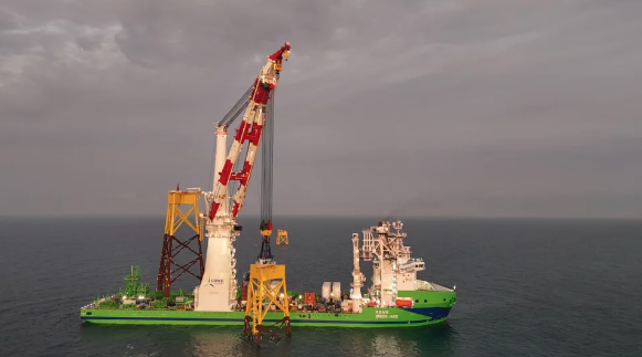 「環海翡翠輪」完成中能風場31座風機水下基礎安裝作業。 圖：台船公司/提供