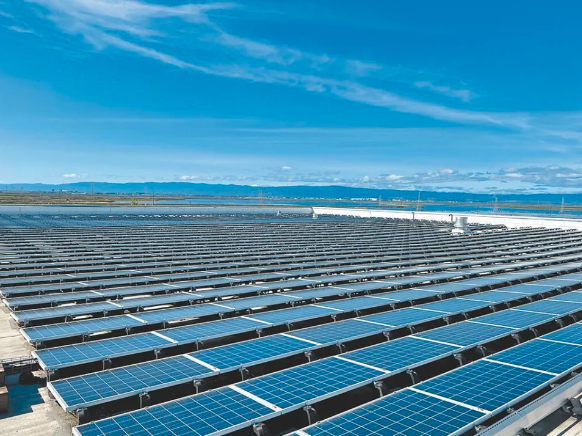 台達在美洲區綠建築總部的屋頂架設616kW的太陽能發電系統，以滿足全年耗電的需求。圖／鄭淑芳