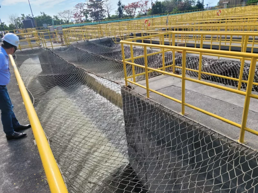 高雄市中區汙水廠消毒池至放流站跌落水位差超過3公尺。圖／水利局提供