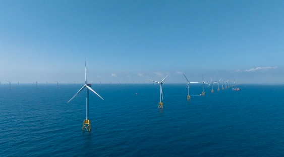 大彰化西南一階與東南風場，位於彰化外海，是目前亞太地區規模最大的離岸風場，風力機111座，總裝置容量為900 MW，每年約可供應94萬戶家庭生活用電需求。 經濟部能源署/提供